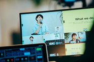マーケティングメンバーは、裏方業務だけでなくイベントの司会やモデレーションを行うことも。幅広い業務範囲からあなたの得意領域を活かせる。