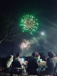 会社の隣の大きな池で毎年行われる花火大会では、社員みんなでバーベキューをしながら特等席で花火を観賞できます。