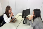 社員間の距離感は近く、分からないことはすぐに聞ける環境です。