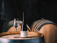 新商品「幻響」は日本酒を白ワインに用いたフレンチオーク樽で熟成させた我々だからこそ生まれた商品。