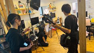 企業の未来を描くドラマ撮影の1シーン。 限られた時間と環境の中で、最高の瞬間を切り取るために、チーム全員が集中して臨みました。撮影を終えたときの達成感とクライアントの笑顔が、何よりの報酬です。
