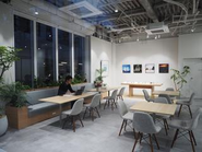社屋1階はcafe＆フリースペース・商品展示スペース、2階は執務スペースになっています。