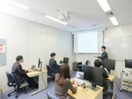 東京・大阪・名古屋の３か所のオフィスに、自社の研修施設を併設しています。 在宅でのリモートワークも可能です。