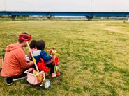 週末に、近場の河川敷でピクニックを楽しむラーション。こんな時にでも誰にも会わずにピクニックができる香川。