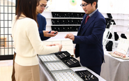 対面での接客も大切にしています。お客様と一緒に楽しみながら、とっておきのジュエリーをお届けします。