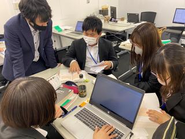 新入社員研修。チームで協力しながら勉強しています。