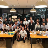 写真は、東京本社メンバー。元警察官と民間企業に勤めていた転職者を中心に構成されています。当社代表の田中（写真：中央下）も元警察官です。