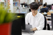 リモートワークを導入し、必要に応じて出社も可能。