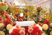 デッサンをもとに祭壇を創ります。お花はその方のためだけに特別に仕入れます。