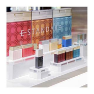 デザインへの情熱と高いモチベーションを持つプロフェッショナル集団です。エンターテインメントの分野で培った独創性や表現力を活かし、広告、ブランディング、パッケージなど多岐にわたる領域で優れたクリエイティブを生み出します。個々のデザイナーが持つ多様な視点とこだわりが、エンタメに限らず幅広い分野で価値を創出し、心を動かすデザインへとつながっています。