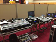 毎年ご依頼をいただいている学校の表彰式イベント。リアルタイムで撮影した映像・音響ともに、メイン会場と複数の会場を中継しています。さらにインターネット上で生中継もしています。