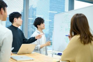 20〜30代を中心に、様々な業界から集まった中途メンバーが活躍しています
