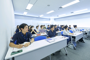 皆、真剣な表情で研修を受けています
