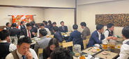 月初の食事会。役職関係なく席に座りいろいろな話ができます！