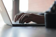 本来“人”がやるべきではない作業に多くの時間と労力が奪われている