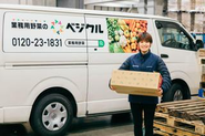 配送車や配送箱もブランディングの重要なツール。他社ではやらないことをやるのがベジクルです。