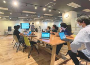 社内での勉強会の様子です。勉強会を開くのも参加するのも自由で活発に行われており、教え合う文化が成熟しています。