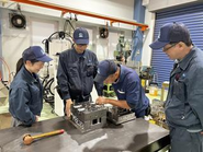 「どこが原因で不良になるのかな？」と皆で一緒に金型チェック！