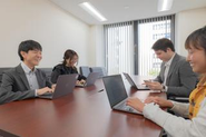 納得して開発を進めるために、立場に関わらずフラットに議論できる環境があります。