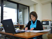 各事業所を支える管理者は、現場の要(かなめ)。障がい者の方々が就労に向けステップアップできるよう、丁寧にフォローしています。