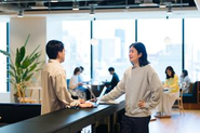 リブセンスには職種の『越境』文化が根付いています。 セールスに必要なデータは営業担当者が自らSQLを書いて用意します。 エンジニアがディレクター的な働きをして機能設計に深く関わることはリブセンスにおいて自然です。執務室はワンフロアになっており、エンジニアもデザイナーも、営業もPdMも肩を並べながら『越境』文化を体現しています。