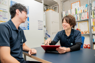 代表の兼平と新人写真のミーティング風景です。「どうすればいいと思う？」新人だからこその貴重な視点。どんよくに取り入れています。