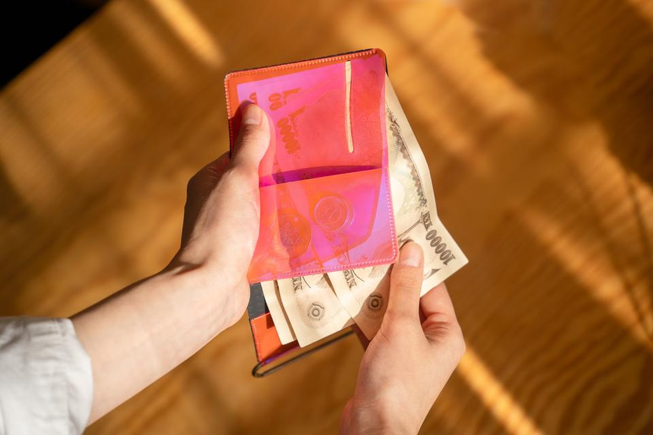 開発エピソード】個性的な素材と遊び心で魅せる！進化系コンパクト財布