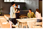 スタッフと代表のミーティング風景。意見を言いやすいフラットな組織です。
