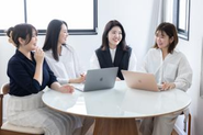 リモートワークを導入しているからこそ、顔を合わせてお話しすることをとても大事にしています。オフィスに全社員が集まって会議をしたり、懇親会や社員合宿なども行っています