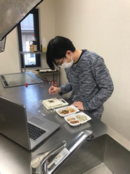 商品をチェックしています。