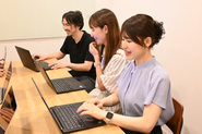 稀に1-2時間だけお客様先での会議があったりしますが、ほとんど【リモートと出社を自由に選べる】環境です。それぞれがパフォーマンスを出しやすい環境で働いてほしい！