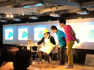 AR業界最大のお祭「AR忘年会」にてAR三兄弟長男である川田十夢氏の話を、しっかり聞いてるようで聞いてない図(写真)。恒例行事です。