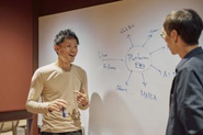 職場ではslack(チャット)やWeb会議などを積極的に使っており、 チームミーティング、1on1、業務の相談など、リアルと変わらないコミュニケーショ ンが取れる環境を整えています。