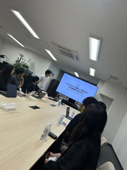 月次報告会の様子
