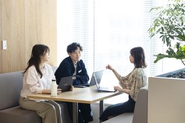 チームで連携しながら課題解決をしていくのが会社の風土として定着しています。個人で悩まずチームプレイで一緒に事業拡大していきましょう！