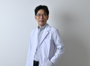 代表の多田はいまでも現場に立つ内視鏡の専門医。医療現場ならではの問題や悩みを常に理解し、内視鏡AIの開発にチャレンジしています。東京大学など100以上の医療機関と大規模共同研究を行い、大量の教師データを収集。300人以上の内視鏡専門医のネットワークを持つことはAIMの強みの一つ。