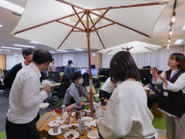 【業務後の様子】ベテランも若手もフラットなのが弊社の特徴です！業務後によく集まってゲームをしています！