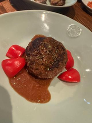 シェフの特製ハンバーグ。牛100％で肉汁たっぷり！