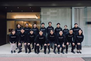本社オフィスビル前にて