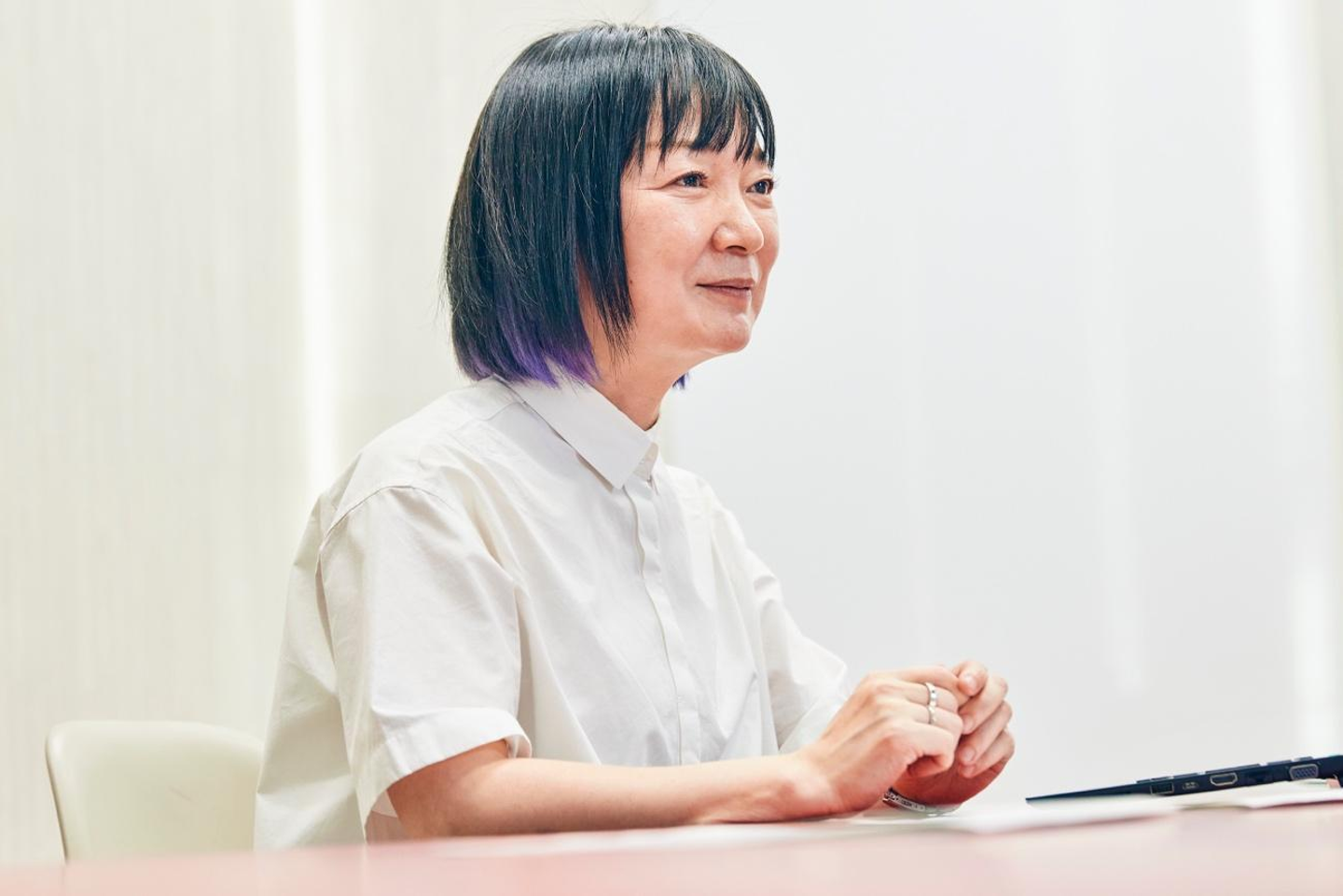 白いシャツを着ている女性

自動的に生成された説明