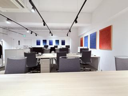 白を基調としながらも赤と青の絵画でコントラストを！