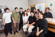 元ブルワリーやインポーター、広告代理店、ヘッドハンターなど様々なバックグランドのメンバーが働いています。