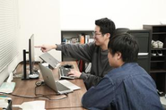 人と技術の話をしたり、何かを教えたりが好きな人が多く、コミュニケーションは豊富です！