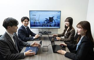 風通しのいい環境と成長環境で経験やスキルをしっかりと身に付けられます。社員同士切磋琢磨しあい、日々互いに高め合っています。