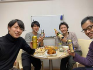 PFN🍻(Premium Friday Night)の様子。月1回、最終金曜日に頑張りを労って社員懇親会を行っています。