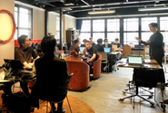 月に一度のマッチポイントカレッジ（社内の勉強会）では、若手から歴が長いメンバーまで一緒に学んでいます。