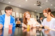 コーヒー、ビール飲み放題の本社カフェバースペース。ダーツも完備しています。