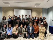 私達はインテリアのプロ集団です。コーディネート販売件数年/10,000世帯　に上ります。そのほかにも　新品・中古の家具家電のレンタル・買取・販売を行っています。　26年には業界初20万点の商品を検索エンジンOSに着手　瞬時のお客様の商品を３Dにてご提案することが可能になります。　レンタルサイトもアップデートされ　無料の家具・家電を市場に配り情報に変えるシステムにも挑戦しています