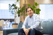 社長のニ之部です。東京オフィスに遊びに来てください。カード会社らしからぬ自由な雰囲気に驚かれると思います。