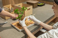 取材先での盆栽作り体験の様子。実際にやってみることで、深みのある主観を得ることが出来ます。